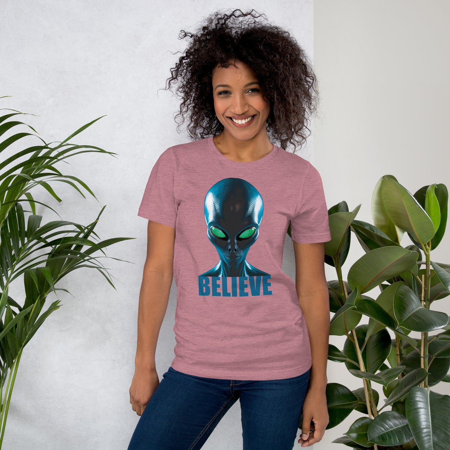 Believe in aliens women’s t-shirt