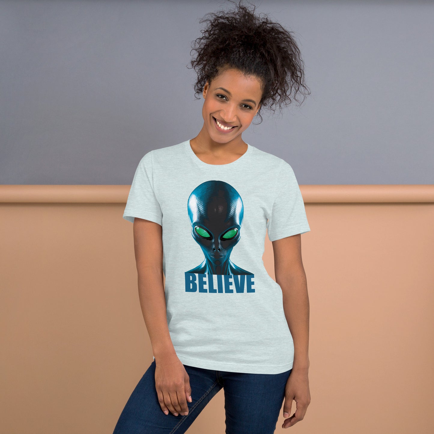 Believe in aliens women’s t-shirt