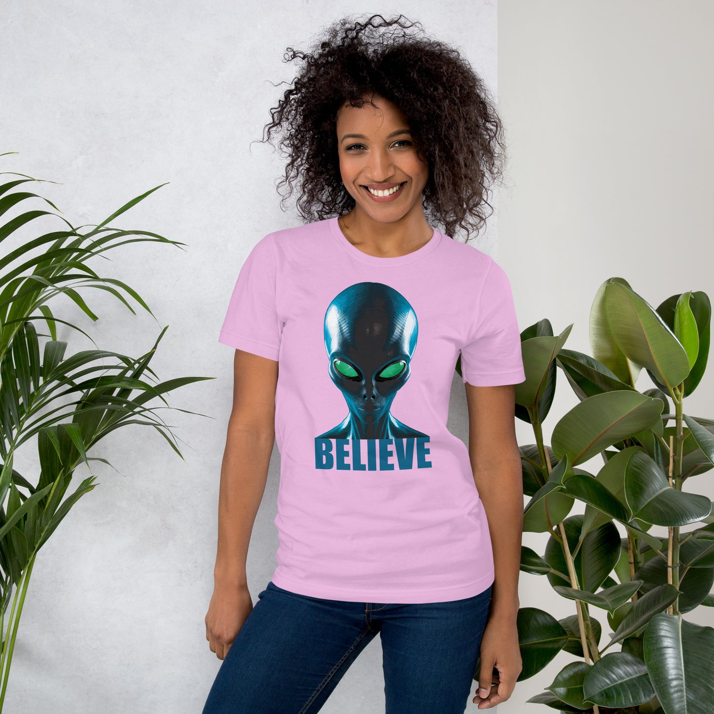 Believe in aliens women’s t-shirt