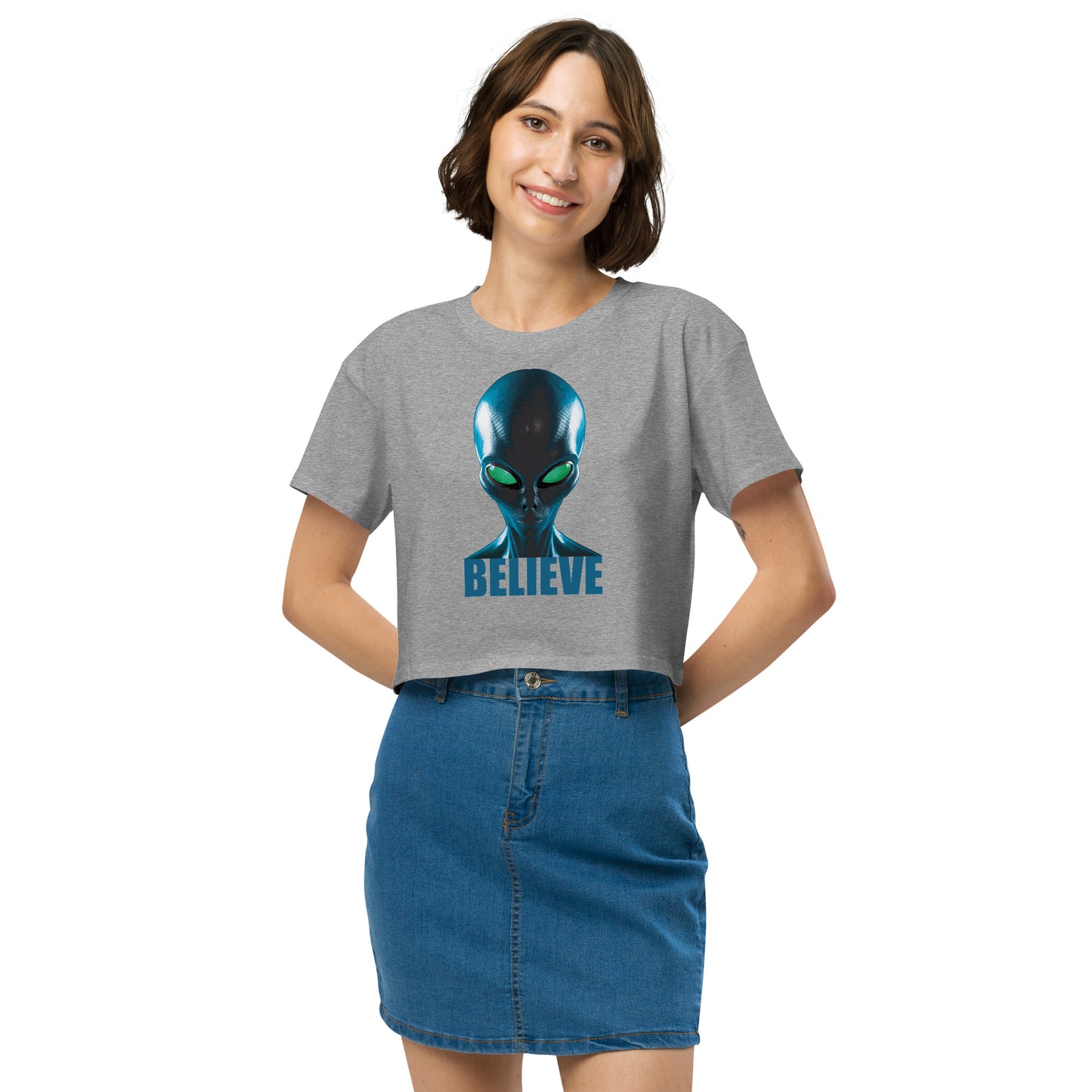 Believe in aliens Women’s crop top