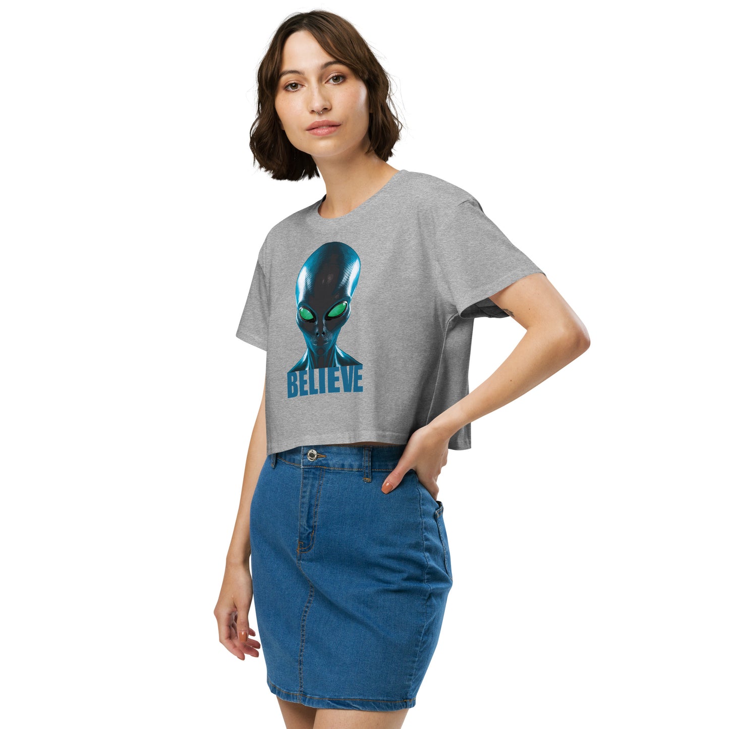 Believe in aliens Women’s crop top