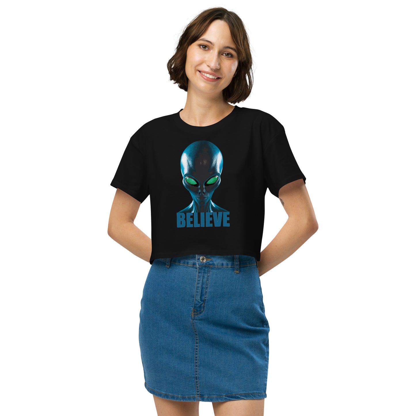 Believe in aliens Women’s crop top