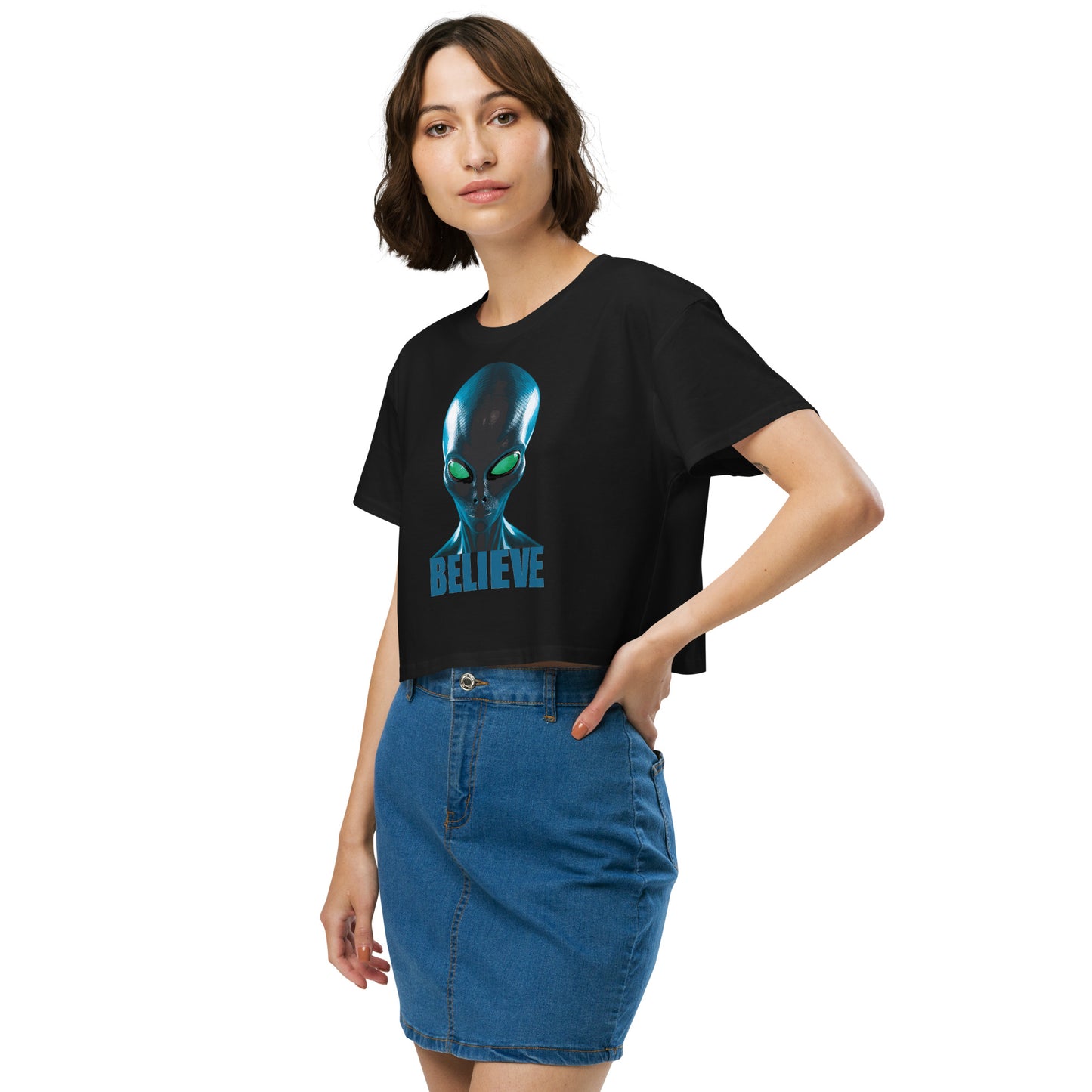 Believe in aliens Women’s crop top