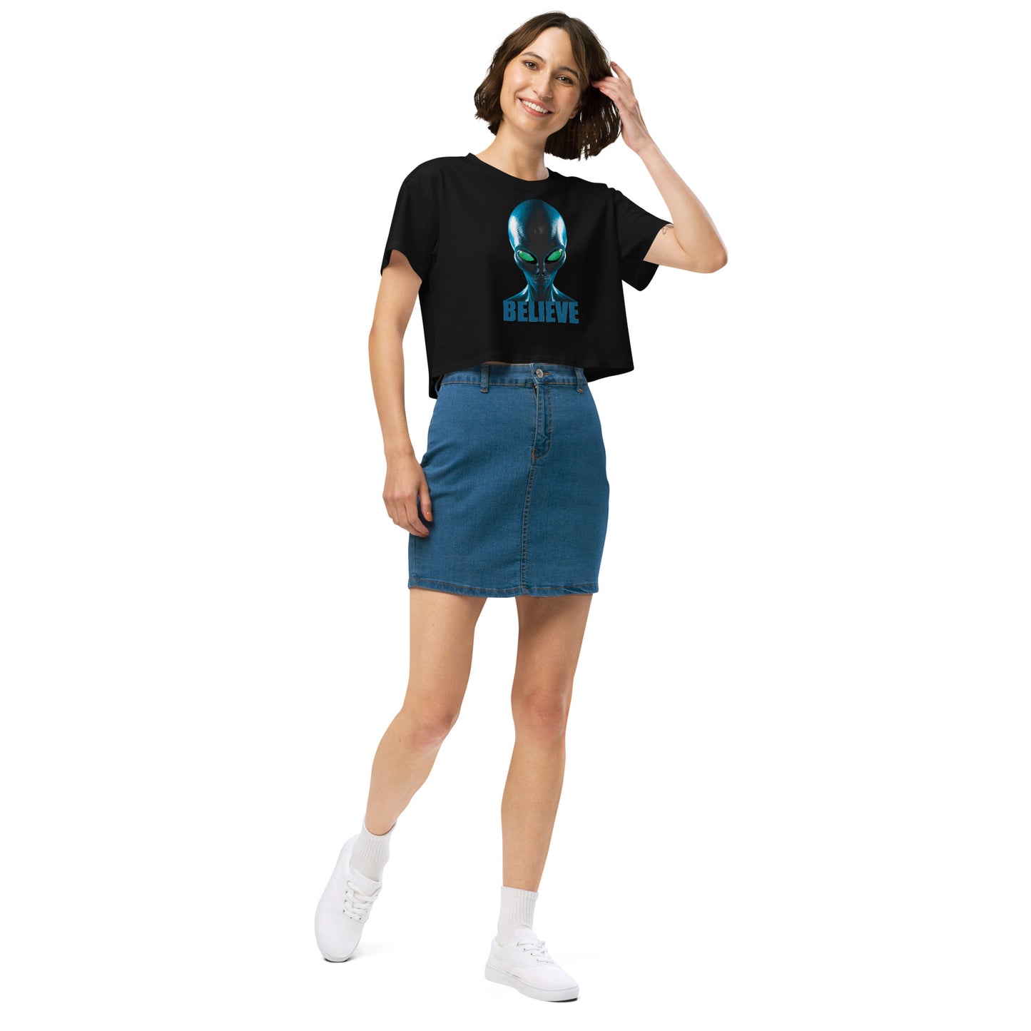 Believe in aliens Women’s crop top