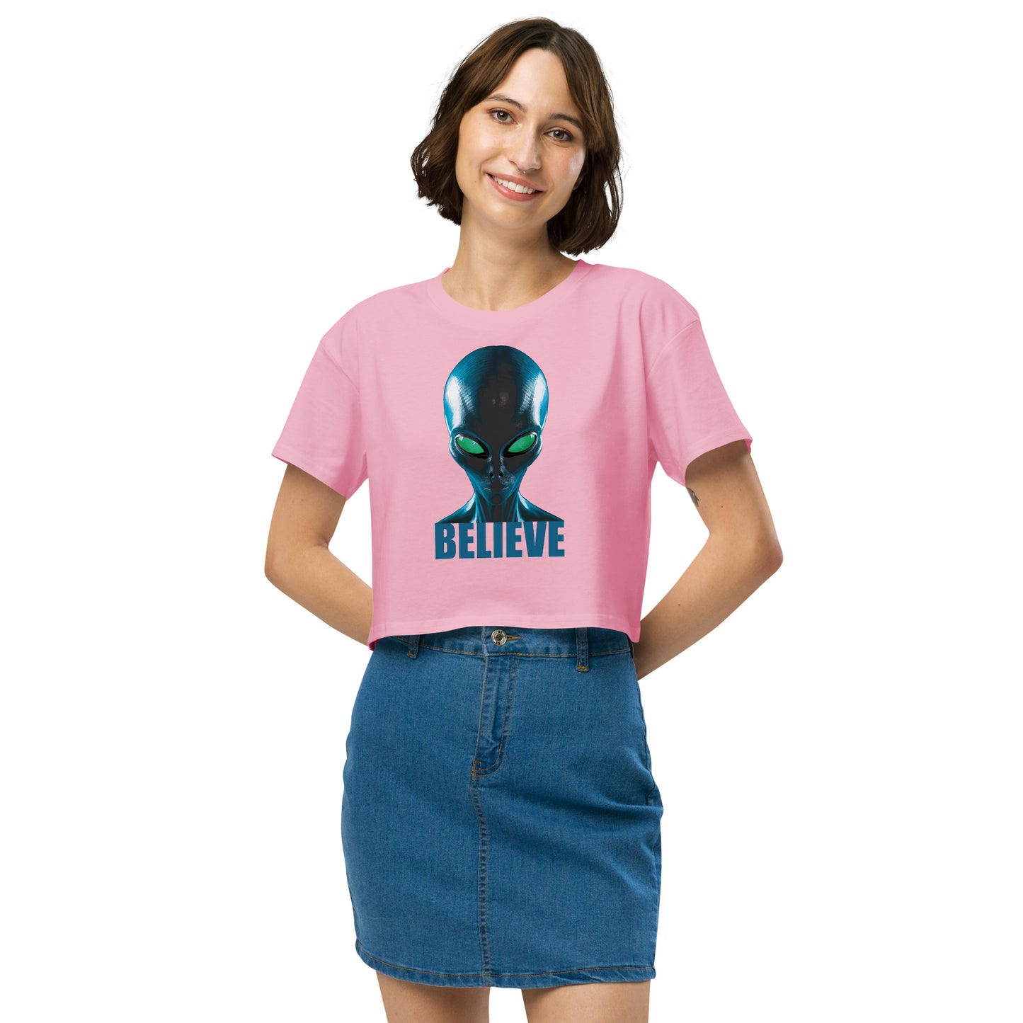 Believe in aliens Women’s crop top