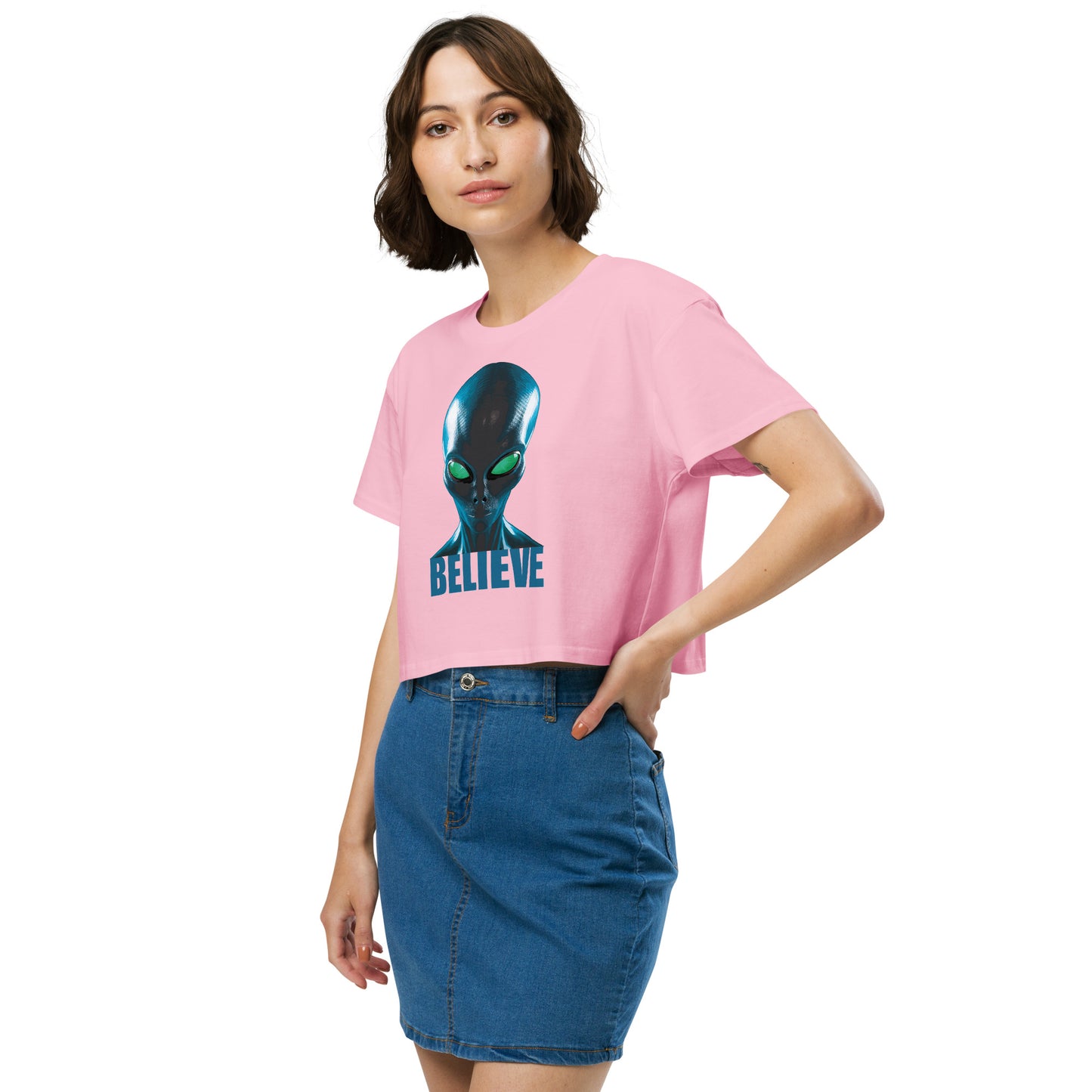 Believe in aliens Women’s crop top