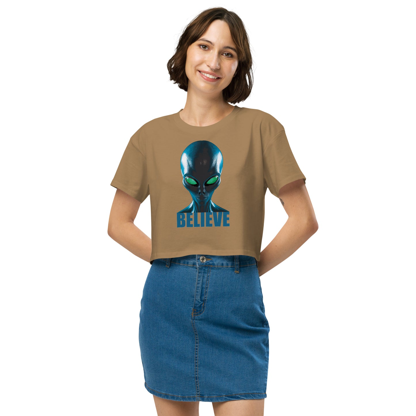 Believe in aliens Women’s crop top