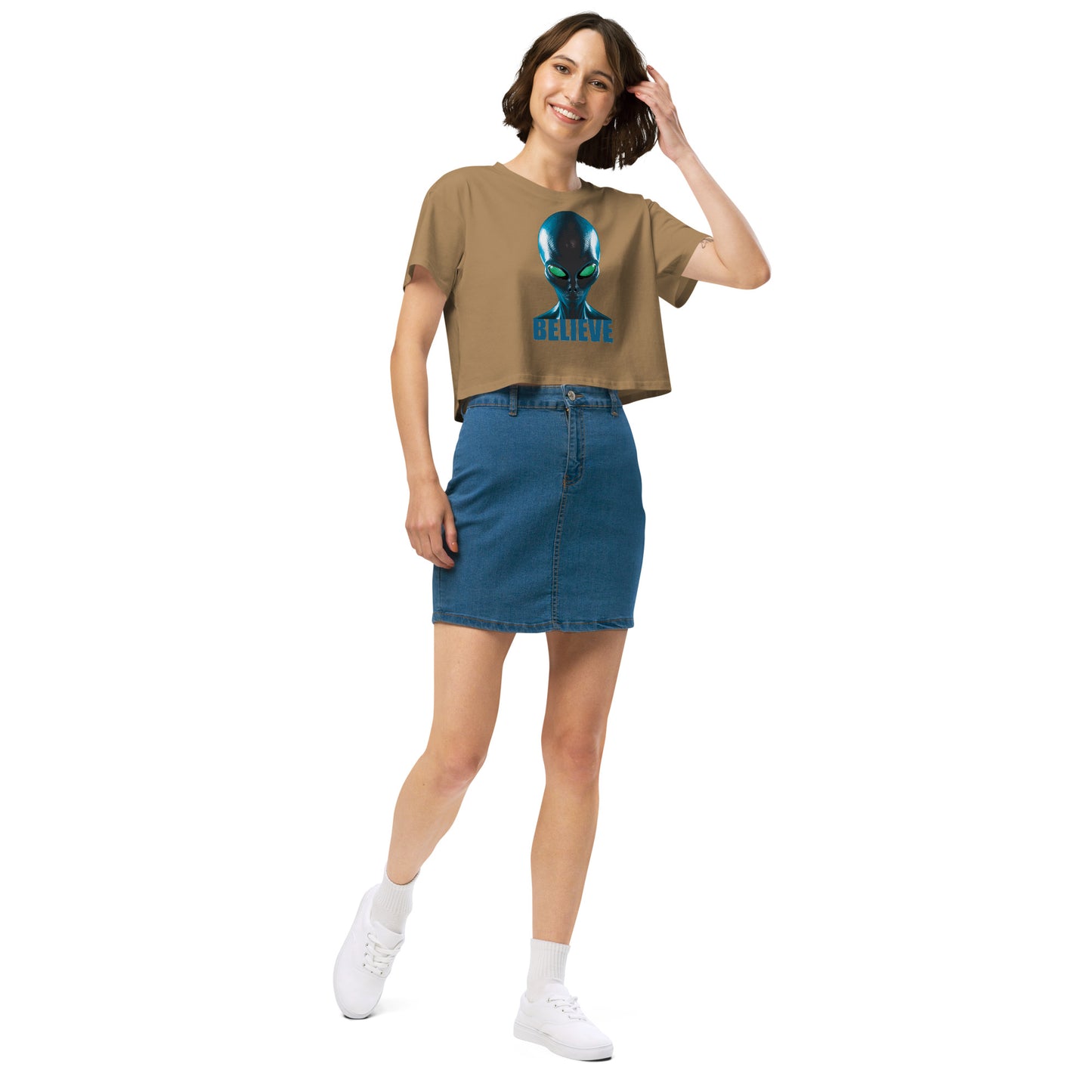 Believe in aliens Women’s crop top