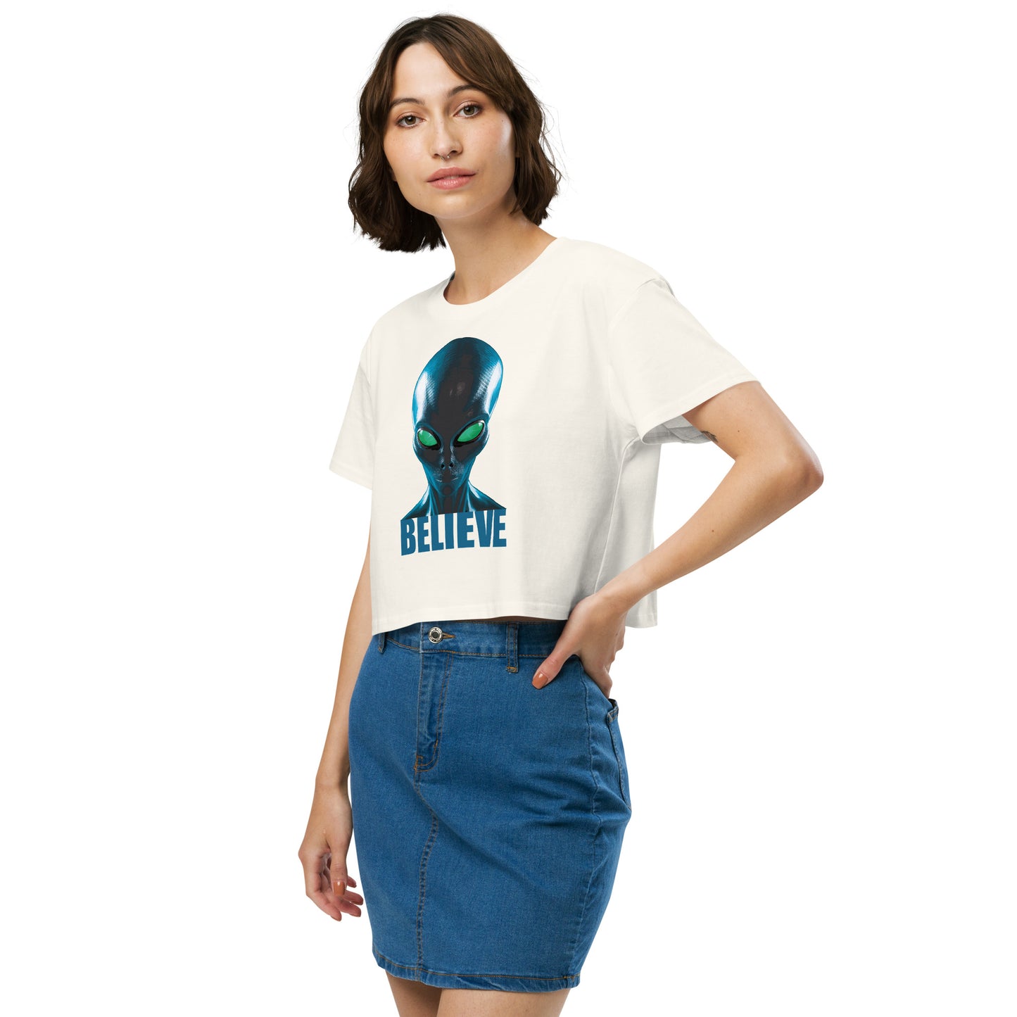 Believe in aliens Women’s crop top