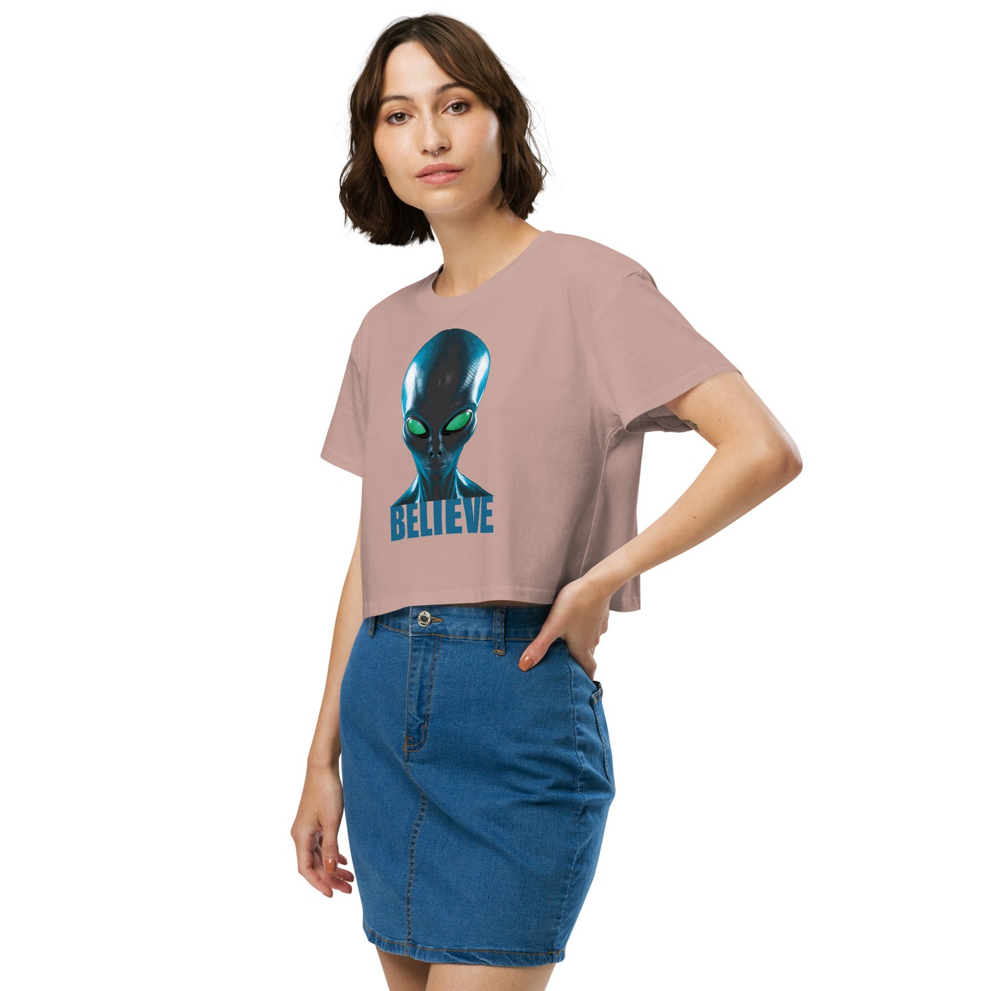 Believe in aliens Women’s crop top