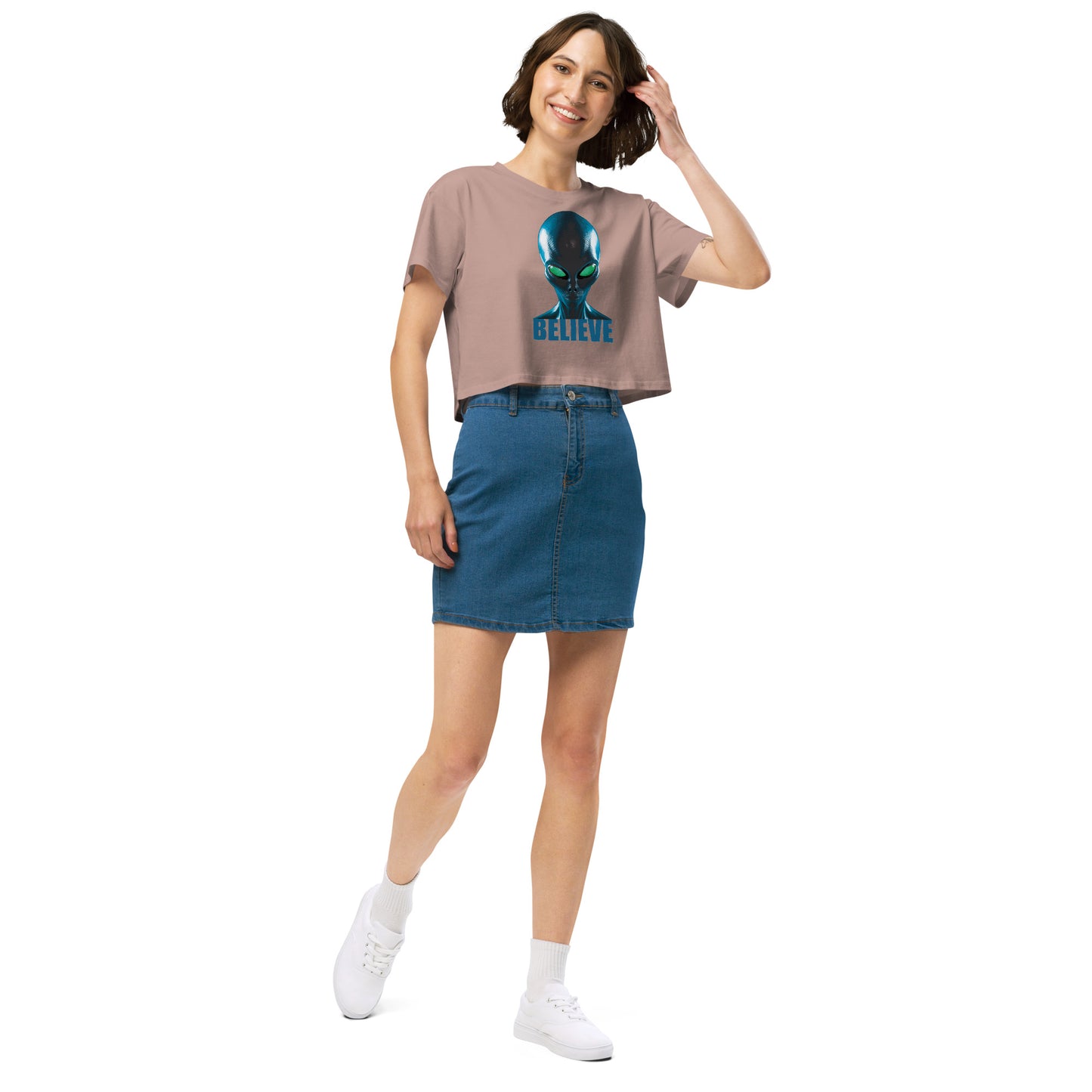 Believe in aliens Women’s crop top