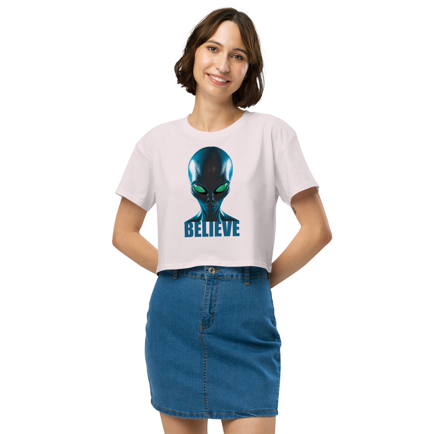 Believe in aliens Women’s crop top