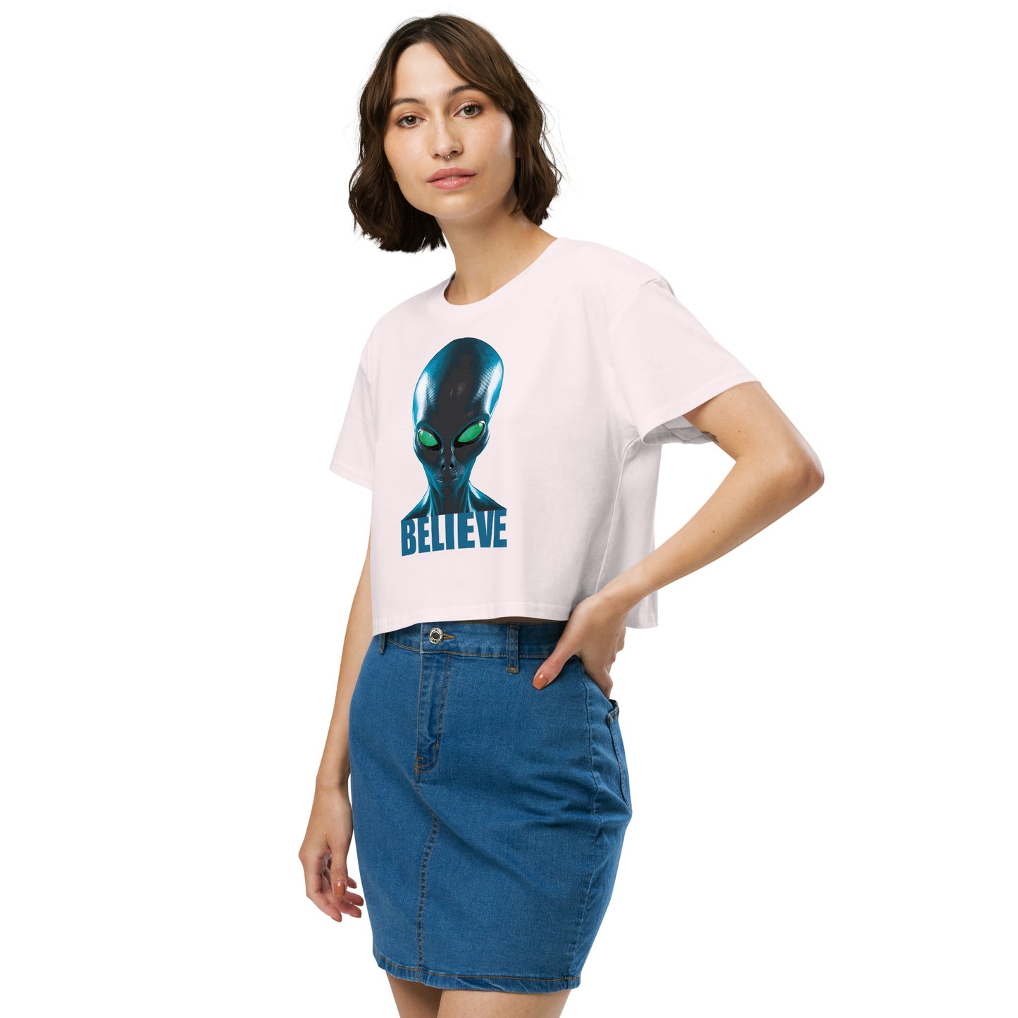 Believe in aliens Women’s crop top