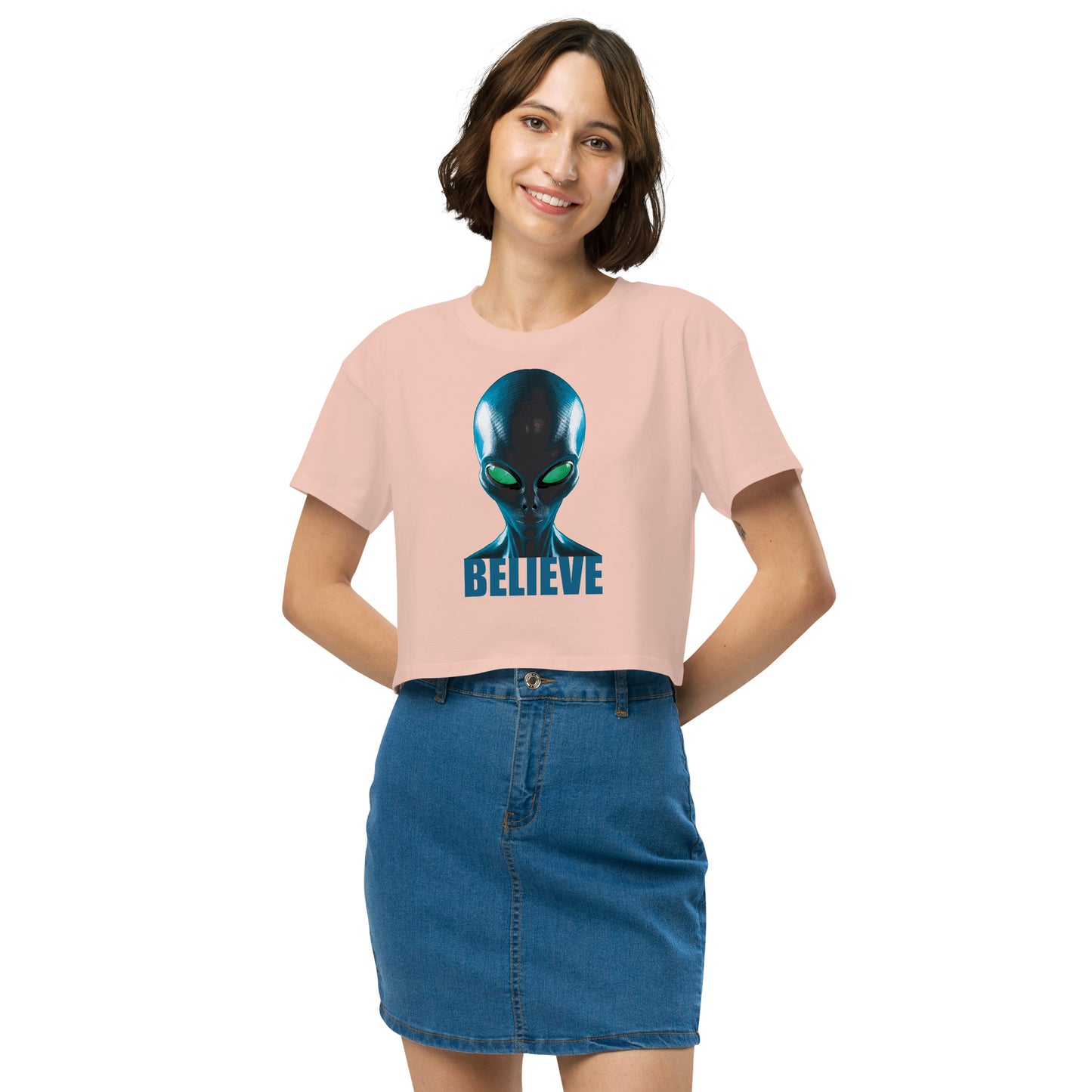 Believe in aliens Women’s crop top