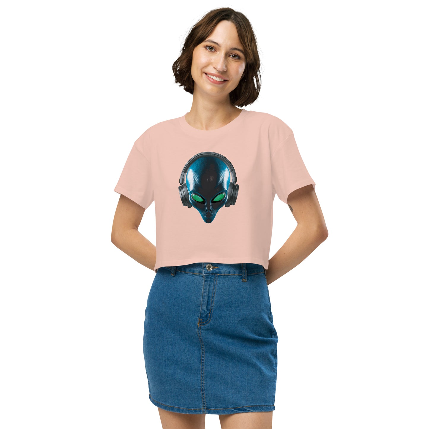 Alien with headphones Women’s crop top