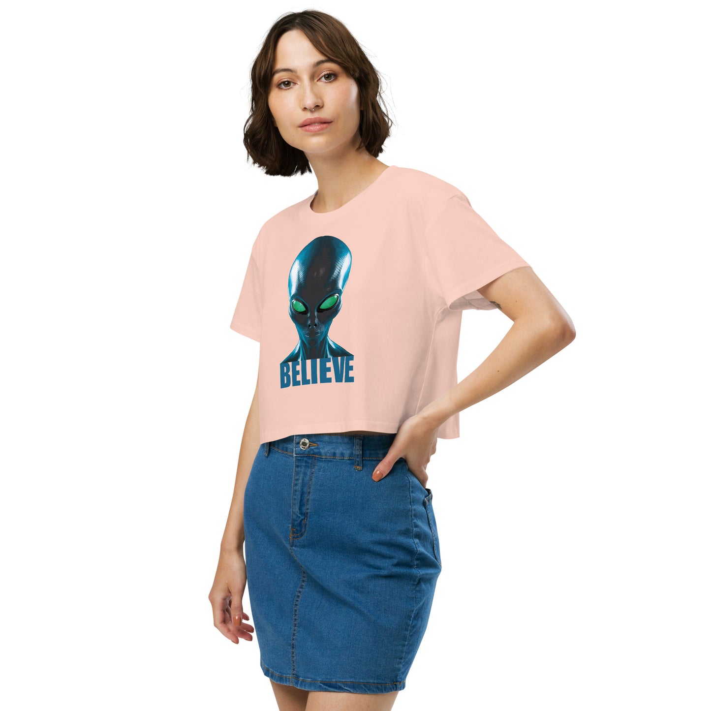 Believe in aliens Women’s crop top