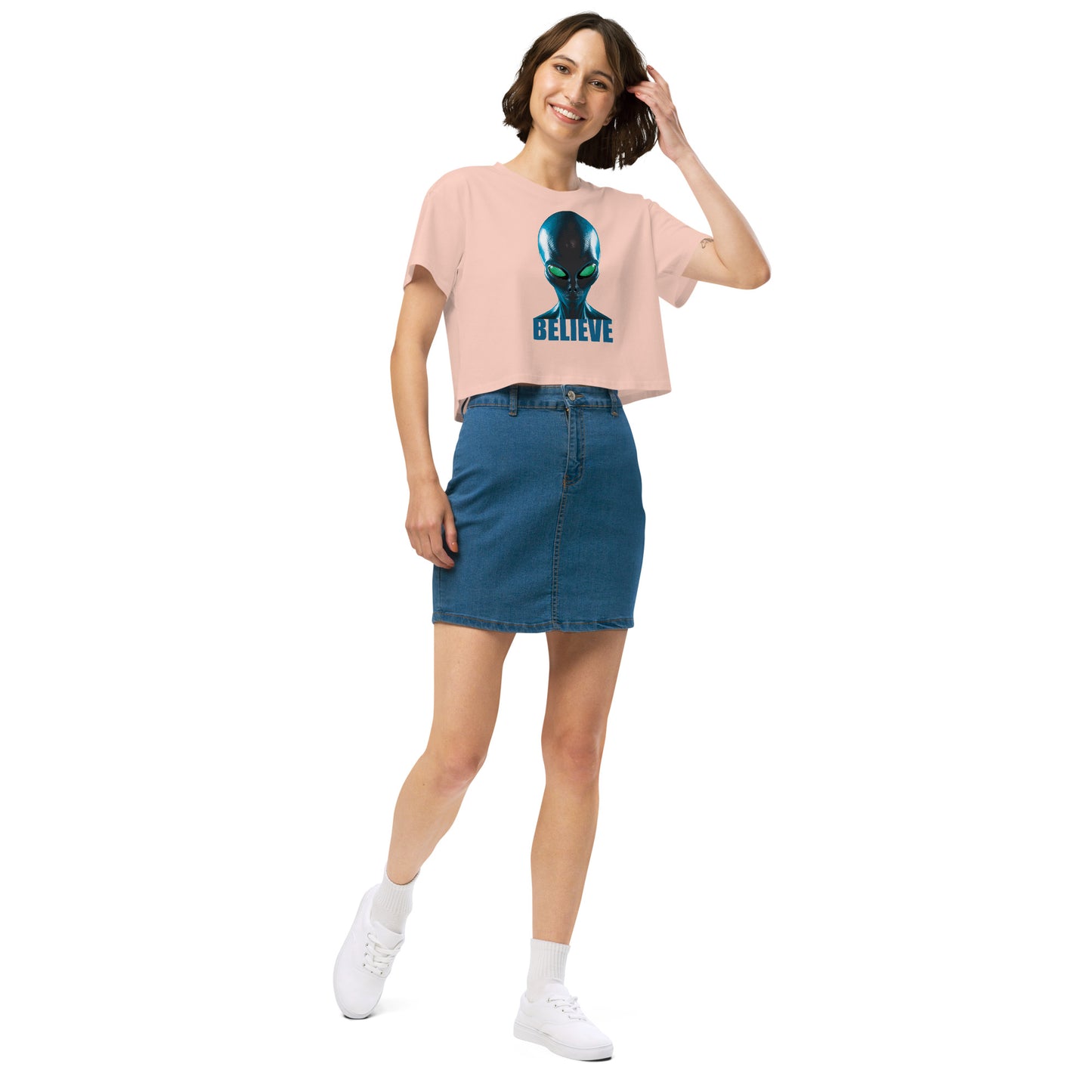 Believe in aliens Women’s crop top