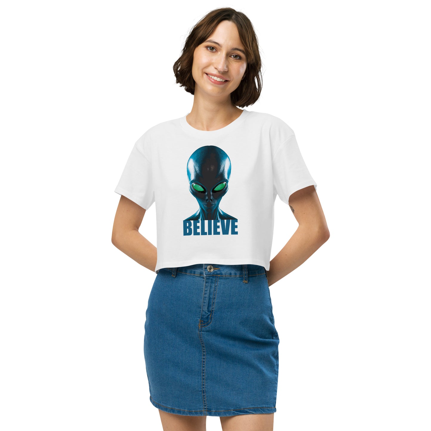 Believe in aliens Women’s crop top