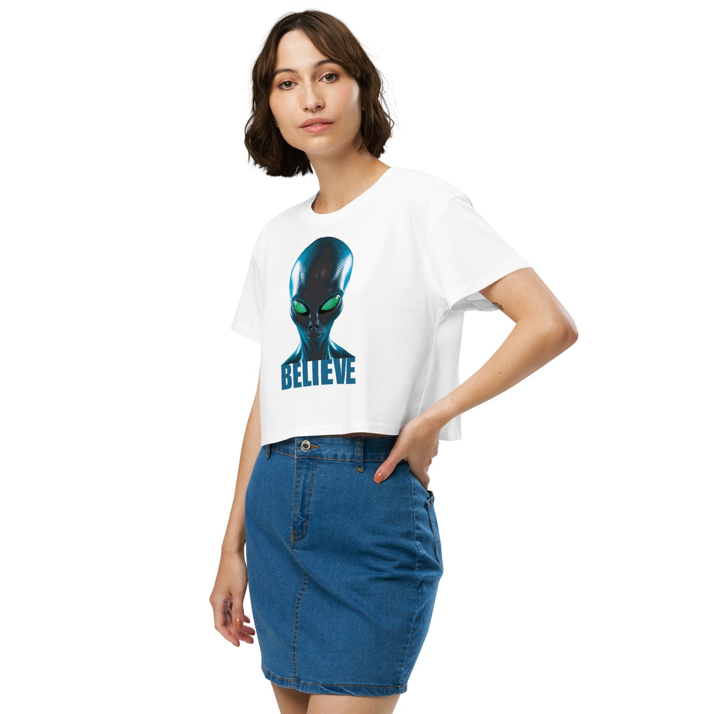 Believe in aliens Women’s crop top