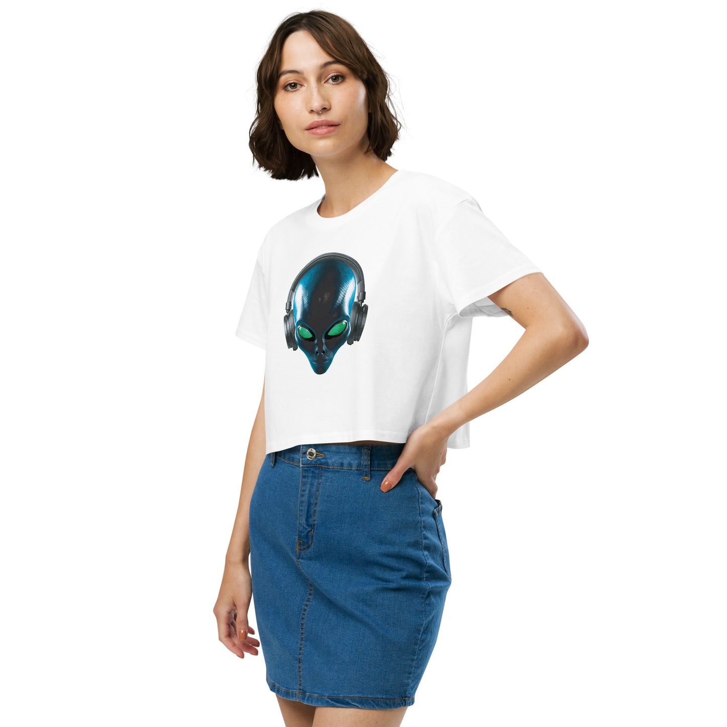 Alien with headphones Women’s crop top