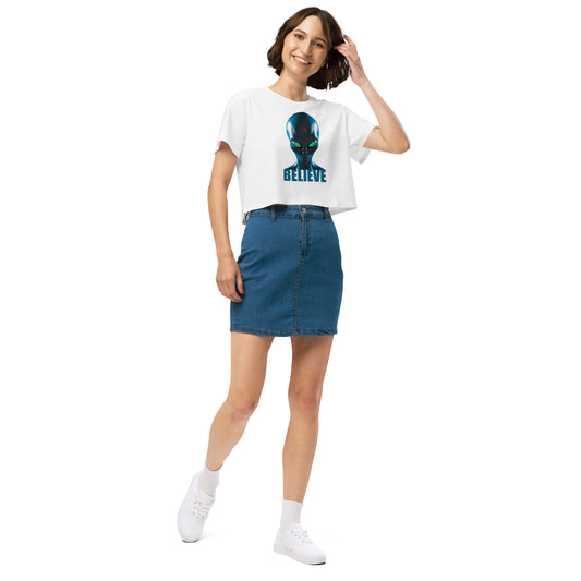 Believe in aliens Women’s crop top